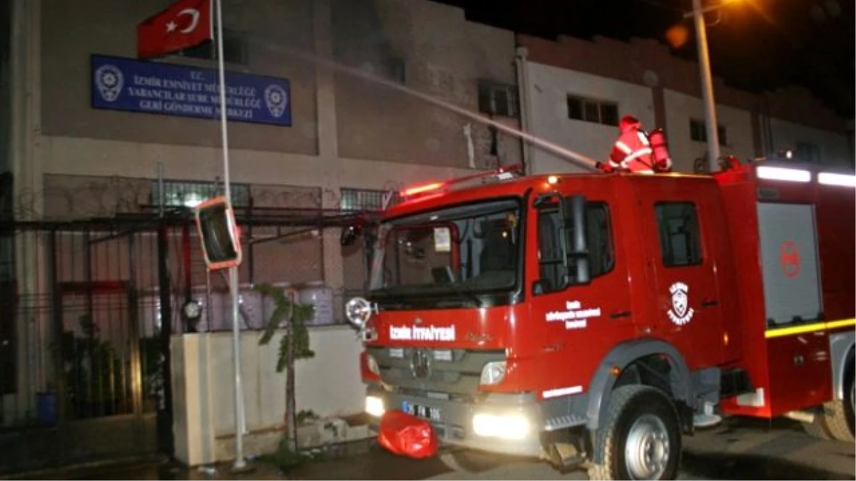 İzmir\'de Geri Gönderme Merkezinde Yangın