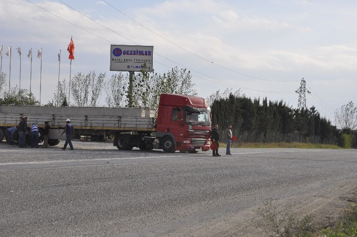 Lastiği Patlayan Tır Yoldan Çıktı