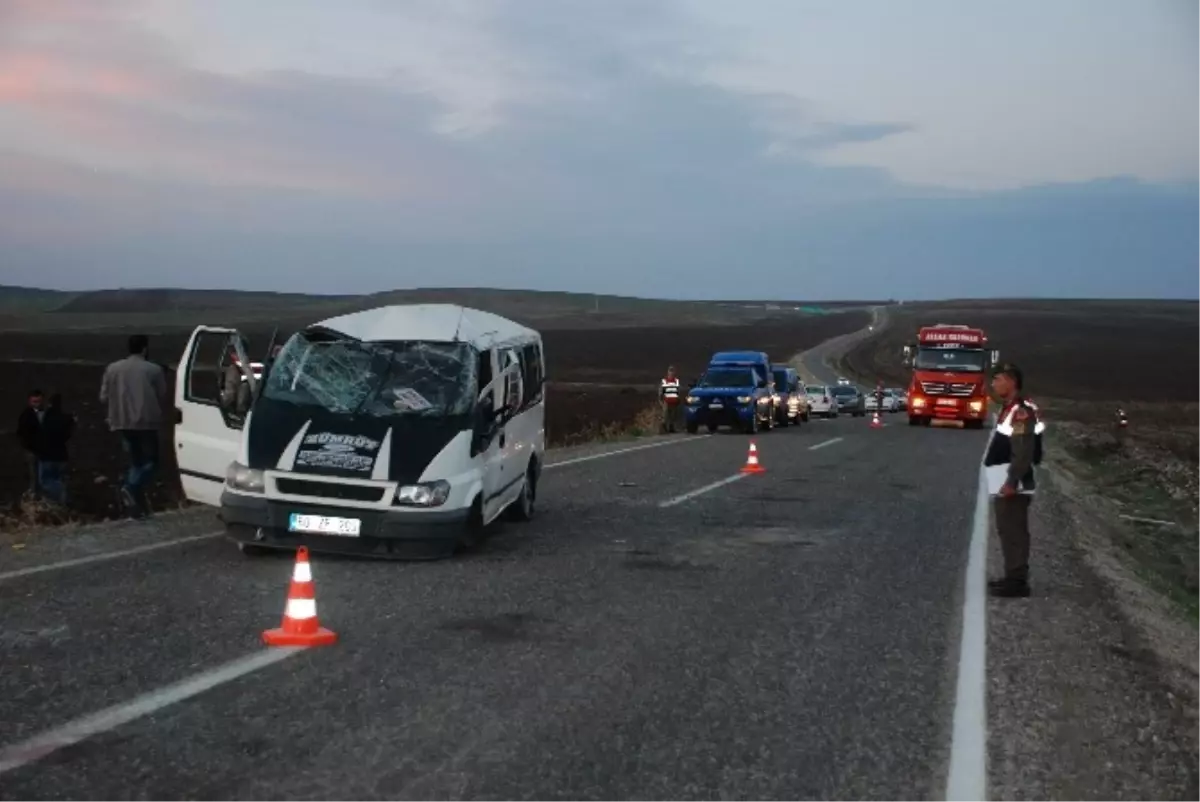 Öğrenci Servisi Şarampole Yuvarlandı: 3\'ü Ağır 11 Yaralı