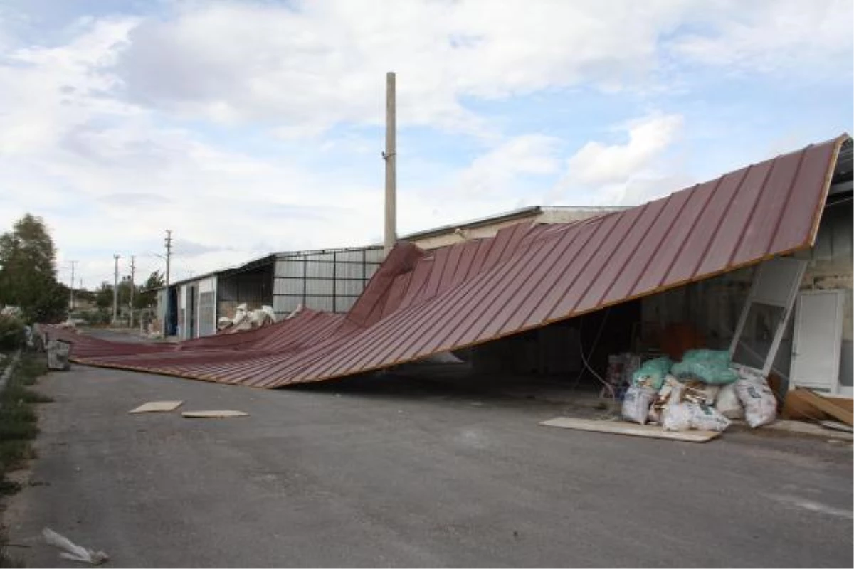 İzmir\'de Rüzgar 3 Tonluk Çatıyı Uçurdu