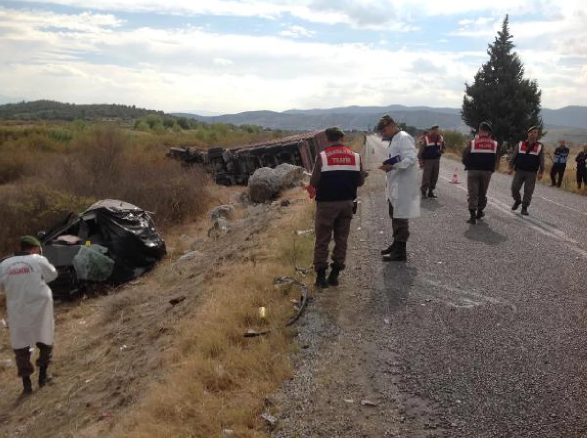 Tır ile Çarpışan Otomobilde 3 Ölü