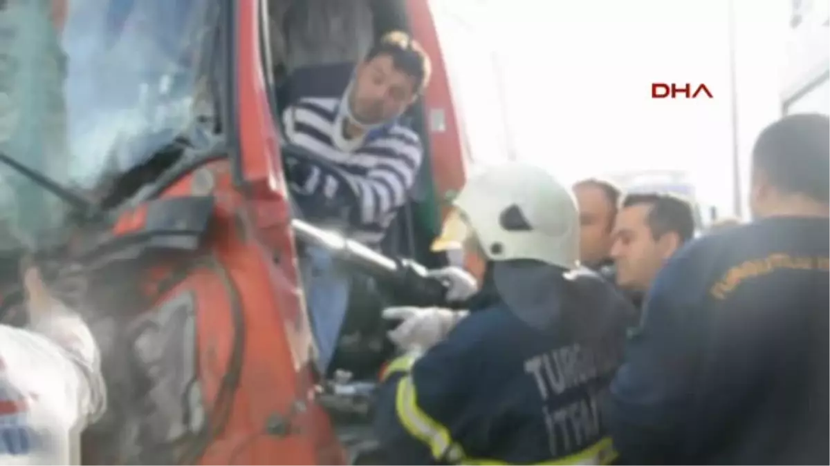 Turgutlu Akaryakıt Tankeri Tır\'a Çarptı 1 Yaralı