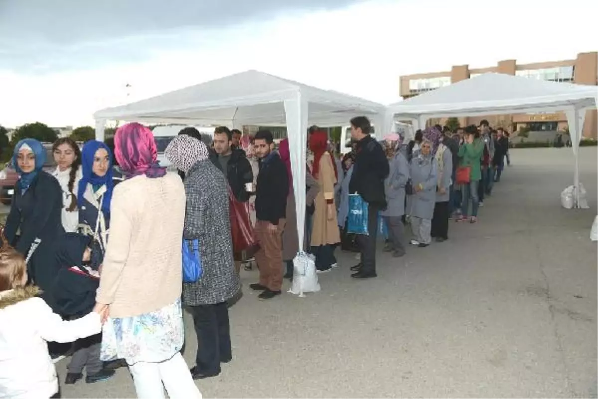 Üniversitelilere Ücretsiz Çorba ve Simit