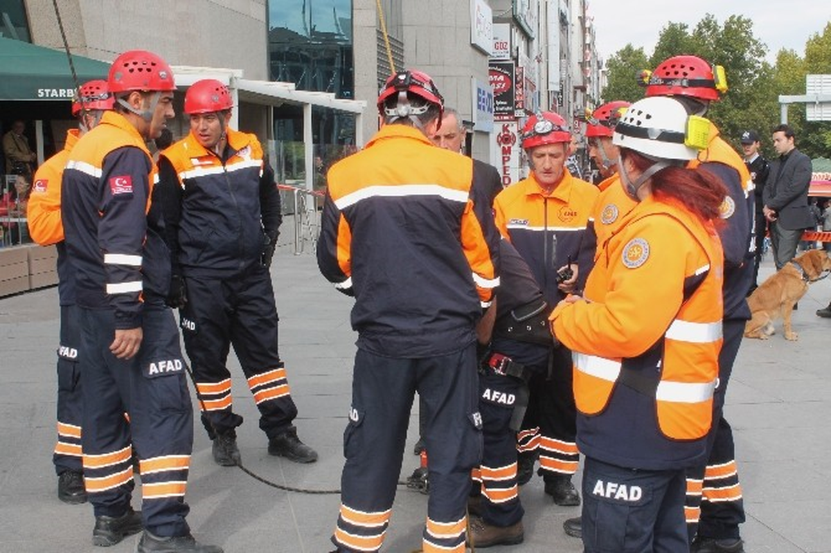 Van Depreminin 3. Yıl Dönümü Anısına Kızılay Meydanı\'nda Tatbikat