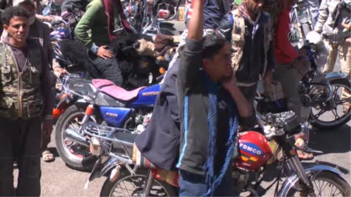 Yemen\'de Motosikletçi Protestosu