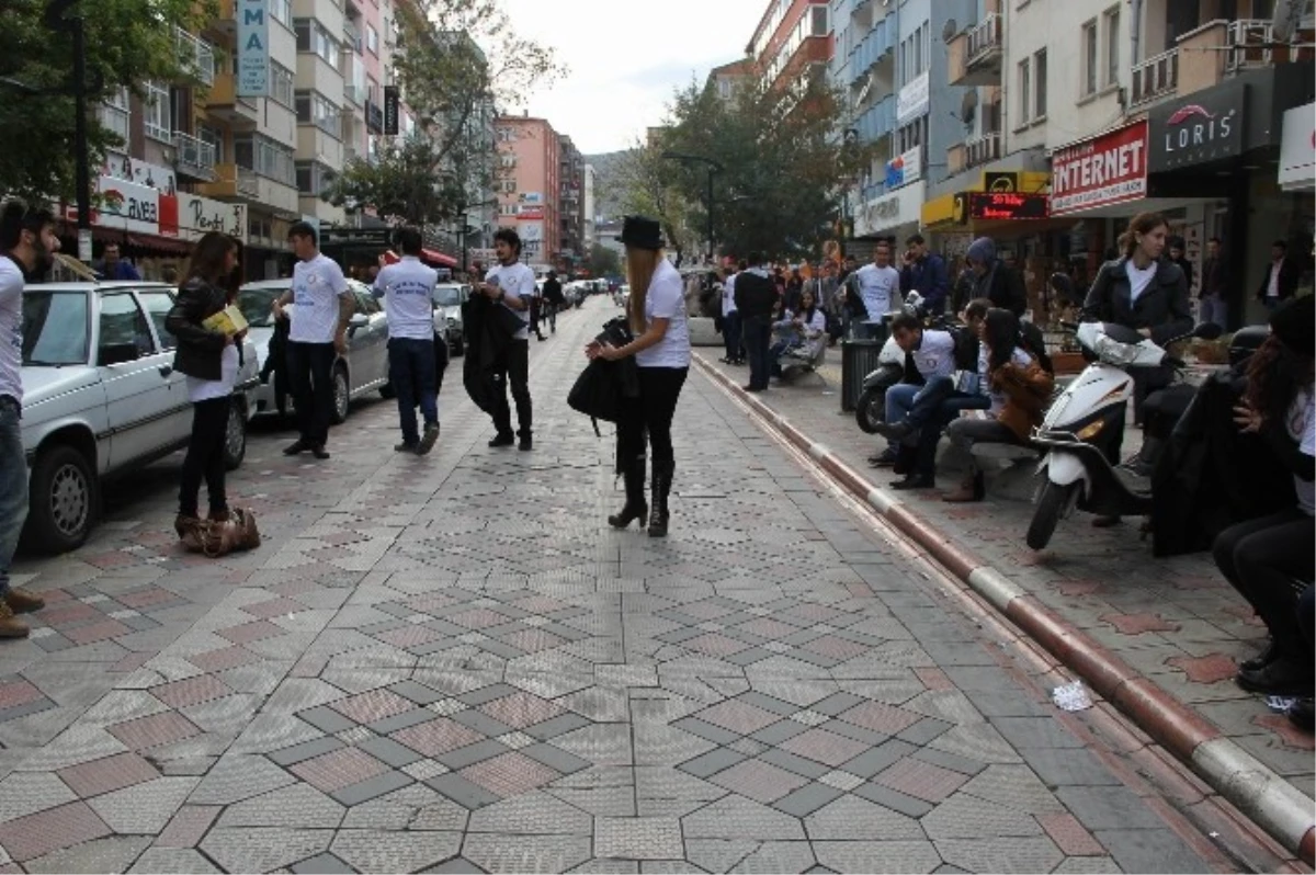 Afyonkarahisar\'da Flashmob Etkinliği