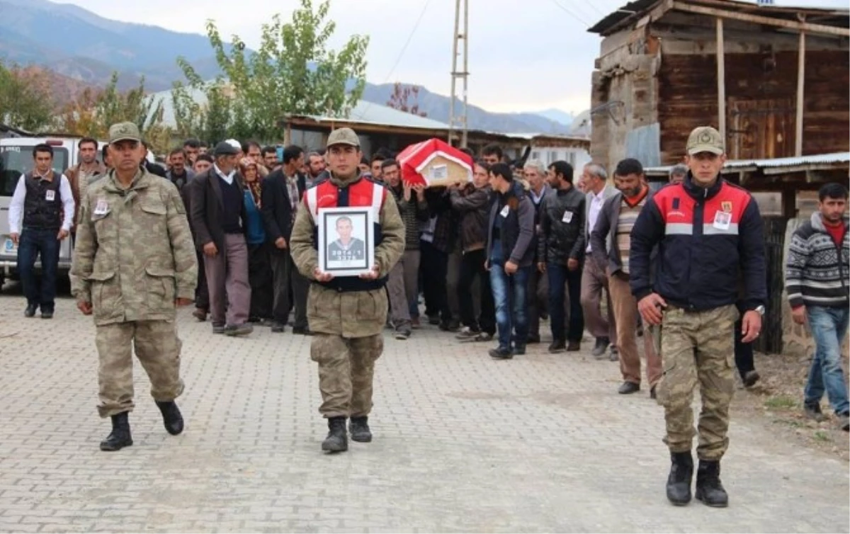 Askerde Hayatını Kaybeden Oğlunun Tabutunu Annesi Gözyaşlarıyla Taşıdı