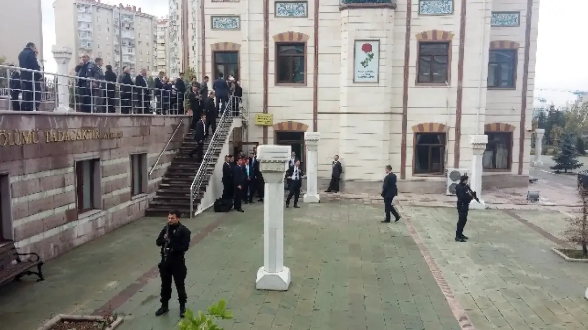 Başbakan Ahmet Davutoğlu, Cuma Namazını Başyazıcıoğlu Camii\'nde Kıldı