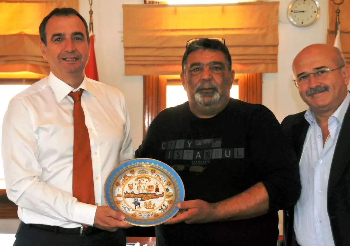 Başkan Gençer\'e Girit\'ten Özel Hediye