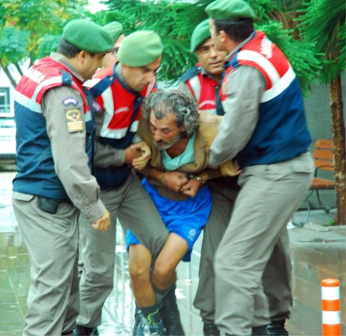 Evinde Ölü Bulunan Yaşlı İngiliz\'in Bakıcısı Tutuklandı