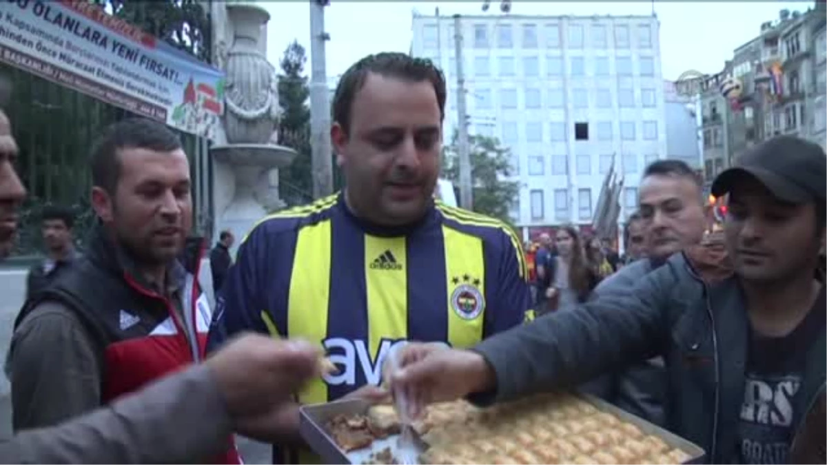 Fenerbahçe Derbide Yenilince Galatasaray\'da Baklava Dağıttı