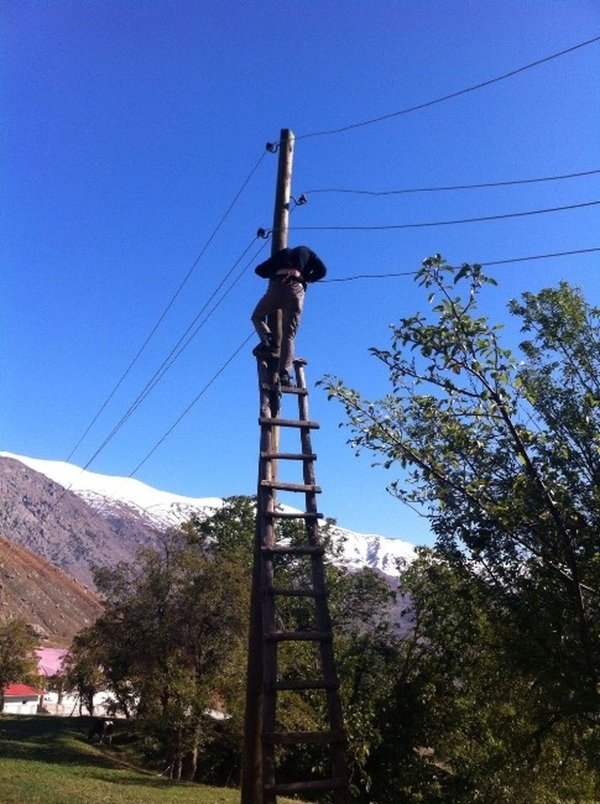 Karanlıkta Kalan Mahalleye Yeniden Elektrik Verildi