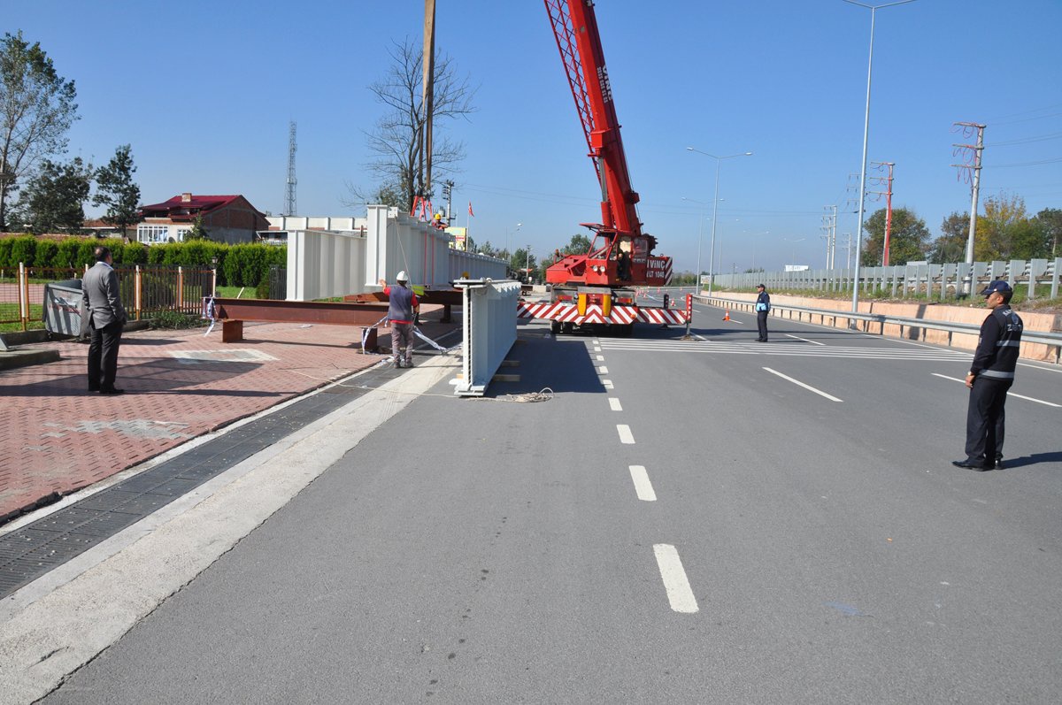 Kartepe Zabıtası Üst Geçitin Montajında Ulaşım Güvenliğini Sağladı