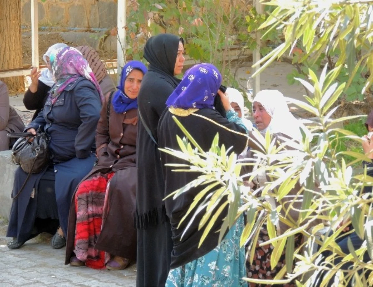 Kobani\'de Ölen Ypg\'lilerin Cenazeleri Ailelerine Teslim Edildi
