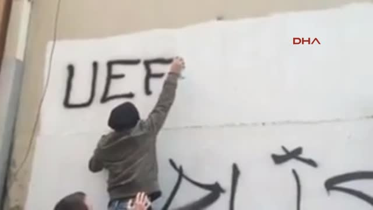 Kosovalı Taraftaları, UEFA\'ya Karşı Eylem Düzenledi