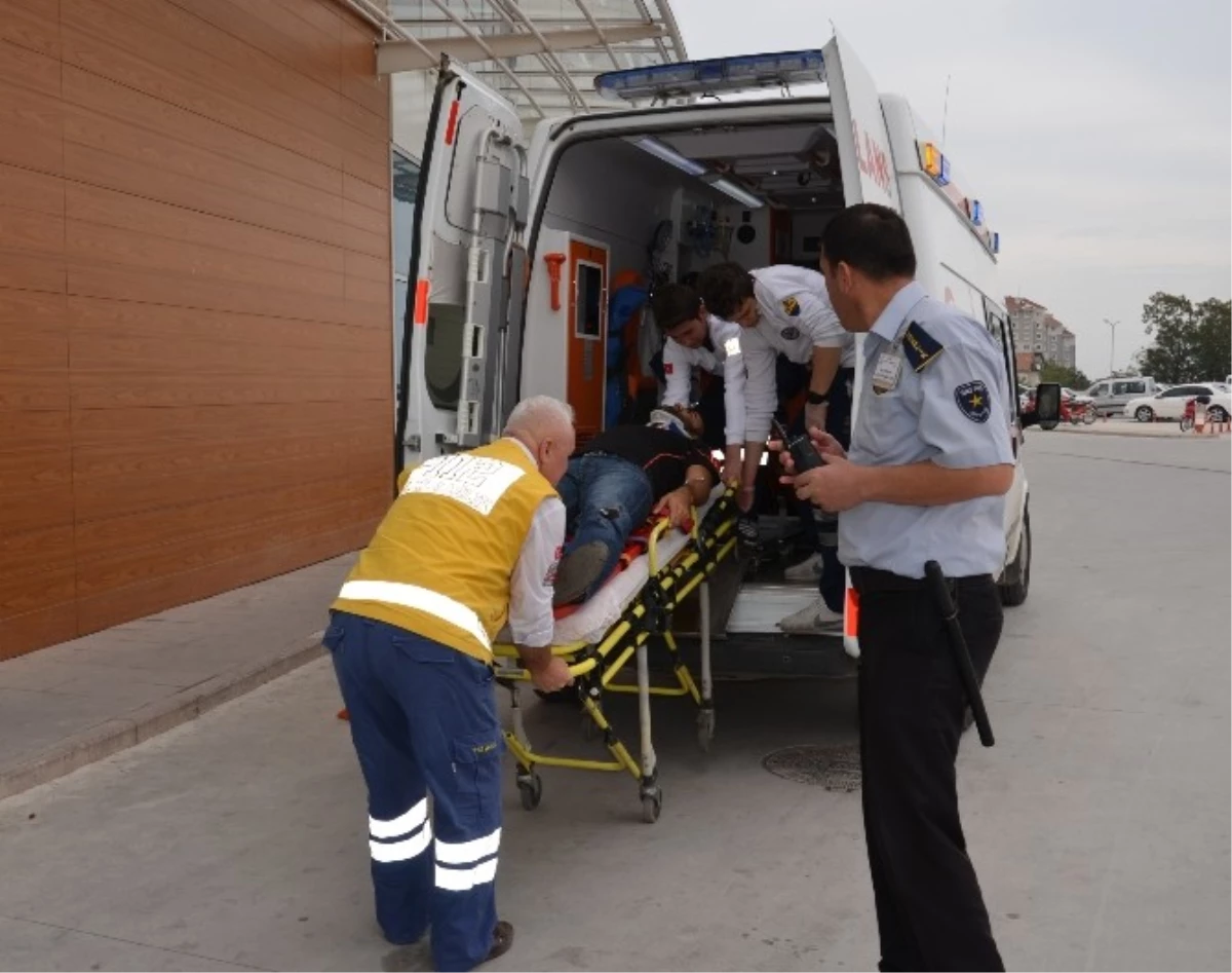 Samsun\'da Otomobil Şarampole Devrildi: 3 Yaralı
