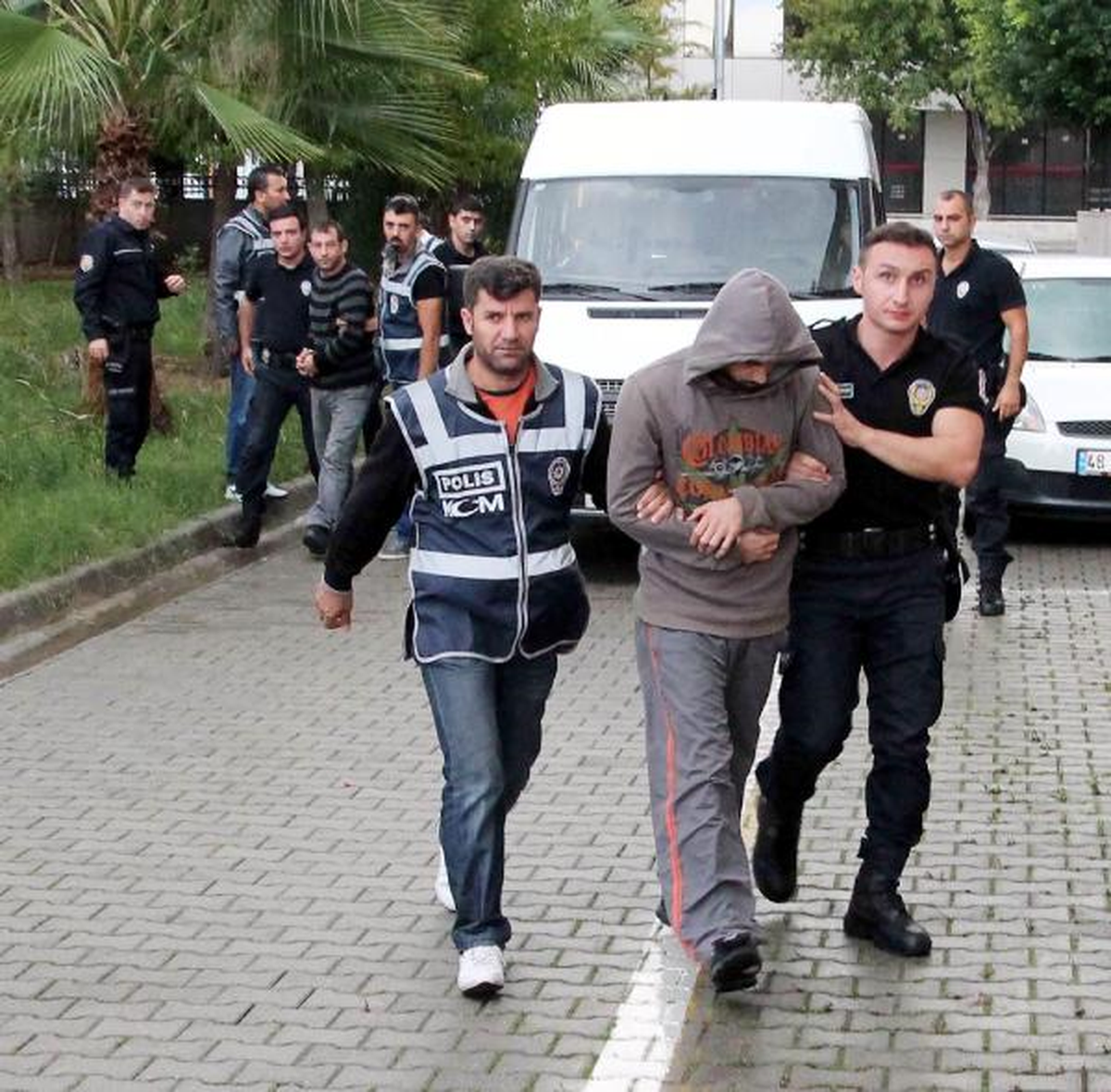 Polis Baskınında Esrarı Klozete Attılar