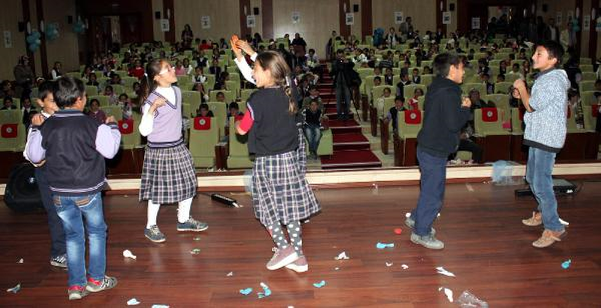Protokolü Beklerken Sıkılan Çocuklar Dans Etti