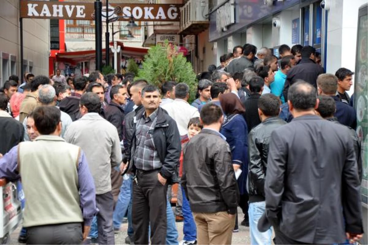 Soma\'da Madenciler Ücretlerini Almaya Başladı