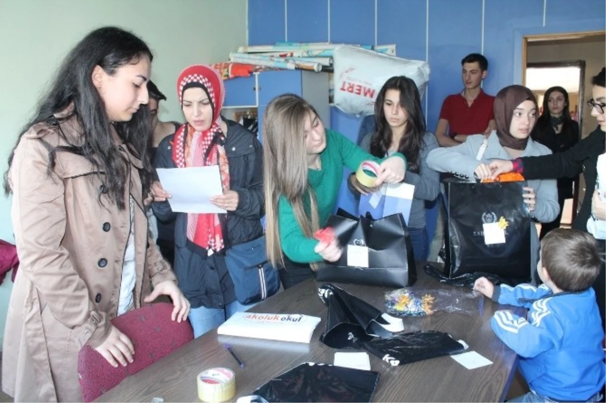Trabzon\'da Öğrenciler Köy Okullara Yardım Etti