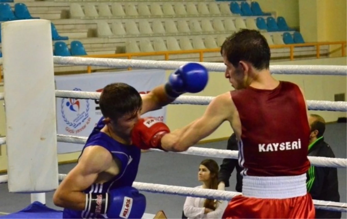 Türkiye Boks Grup Şampiyonası Adana\'da Devam Ediyor