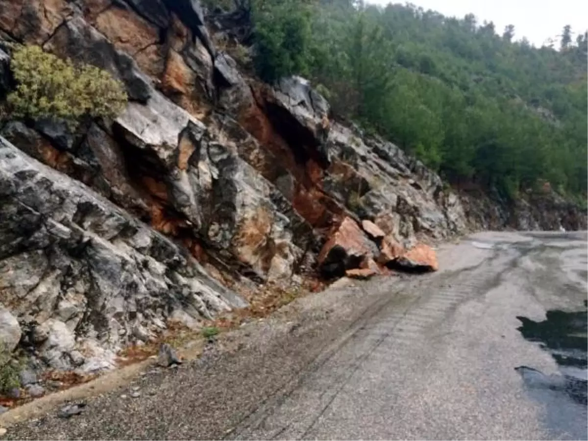 Alanya\'da Şiddetli Yağış Nedeniyle Heyelan