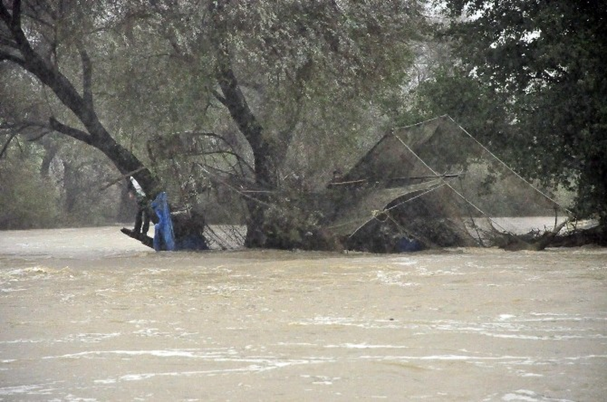Antalya\'da 4 Balıkçı Irmakta Akıntıya Kapıldı