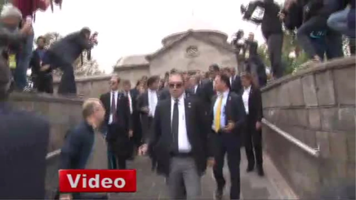Başbakan Davutoğlu\'dan Türbe Ziyareti