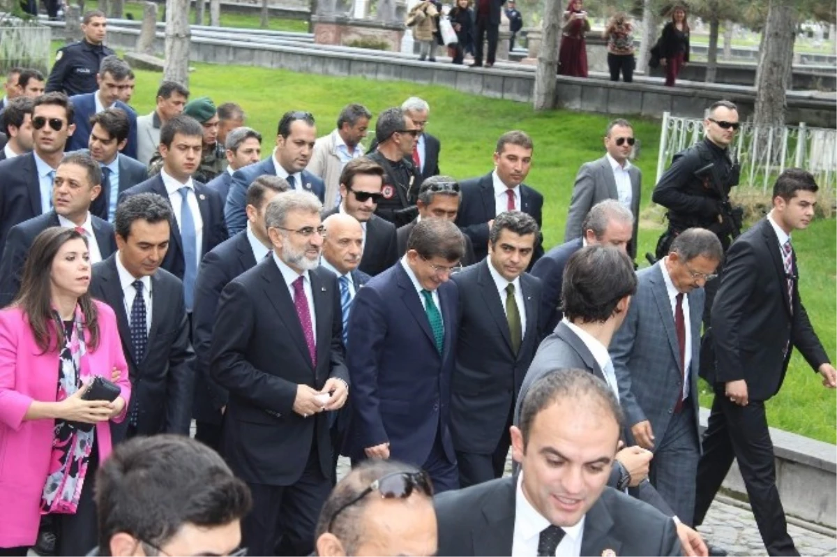 Başbakan Davutoğlu Seyyid Burhaneddin Türbesi\'ni Ziyaret Etti