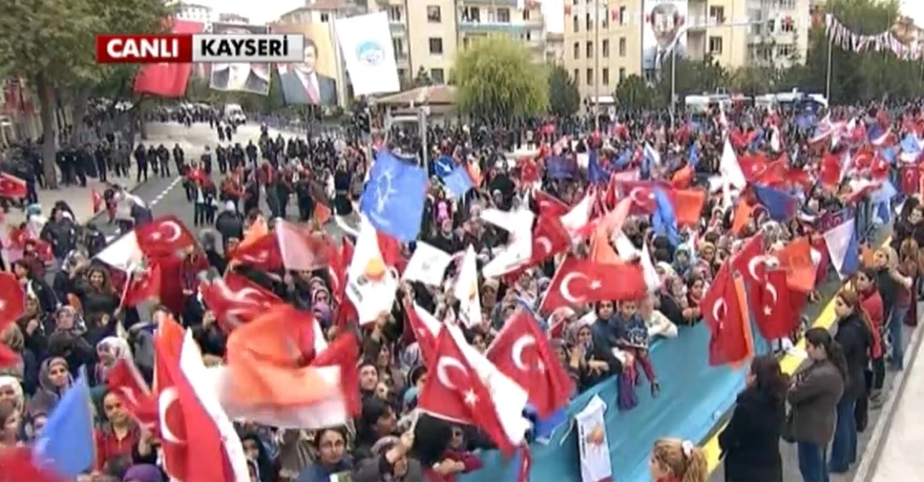 Davutoğlu\'nun Kayseri Konuşmasında Tören Alanı Boş Kaldı