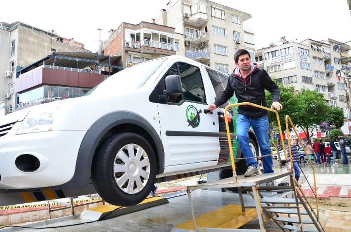 Emniyet Kemerinin Önemini Uygulamalı Anlattılar