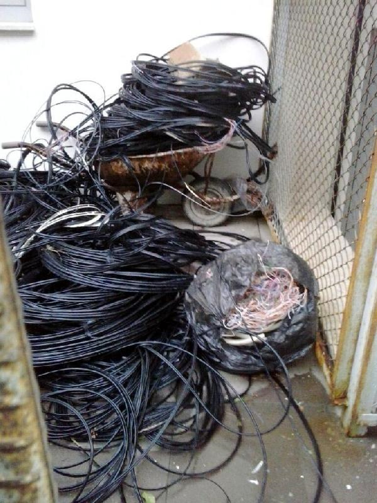 Urla\'da Hırsızlar, Telefon ve İnternet Kablolarını Çaldı