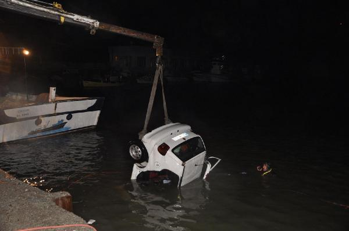 İskeleden Denize Düşen Otomobilin Sürücüsü Öldü
