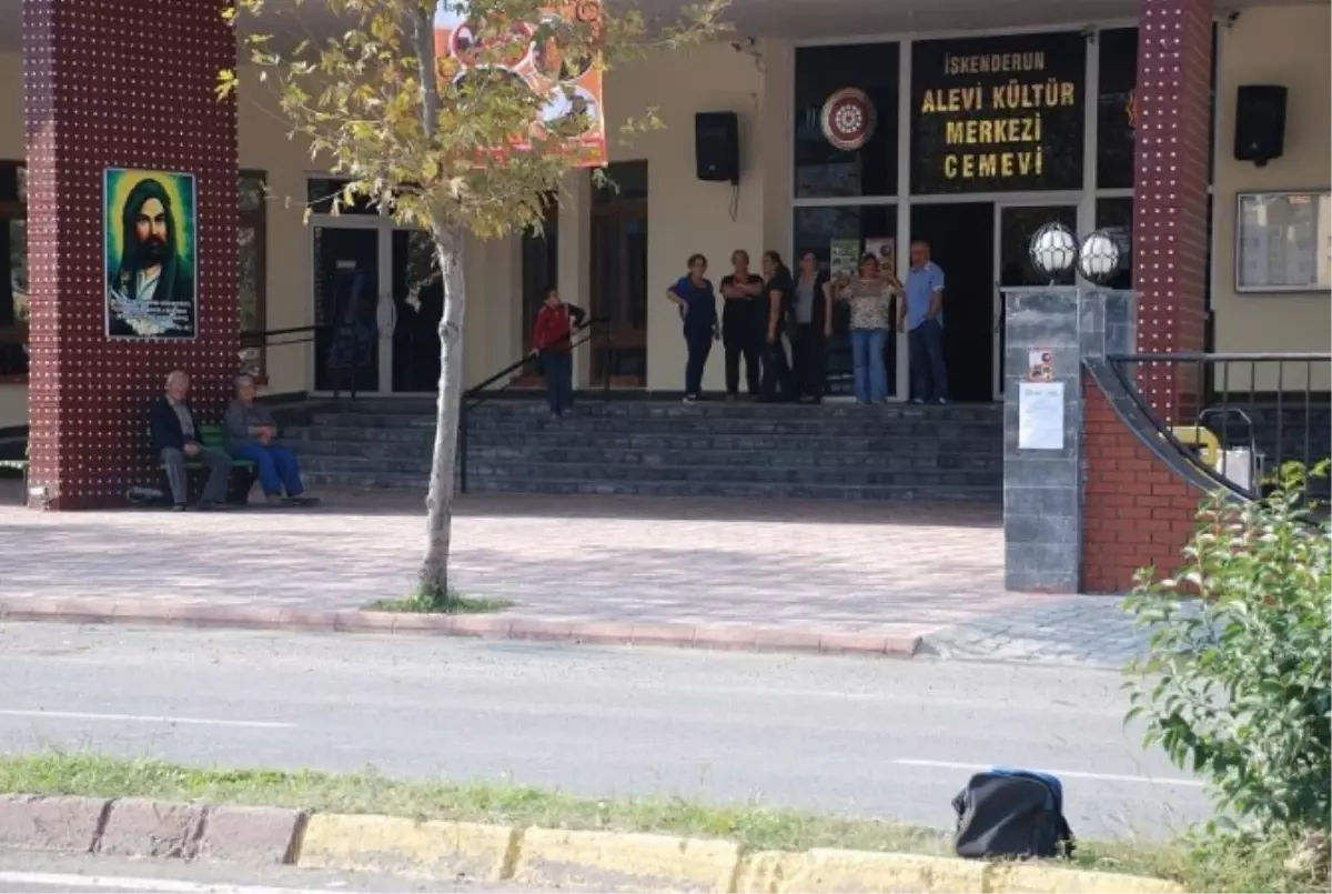 İskenderun\'da Alevi Derneği Önünde Bomba Paniği