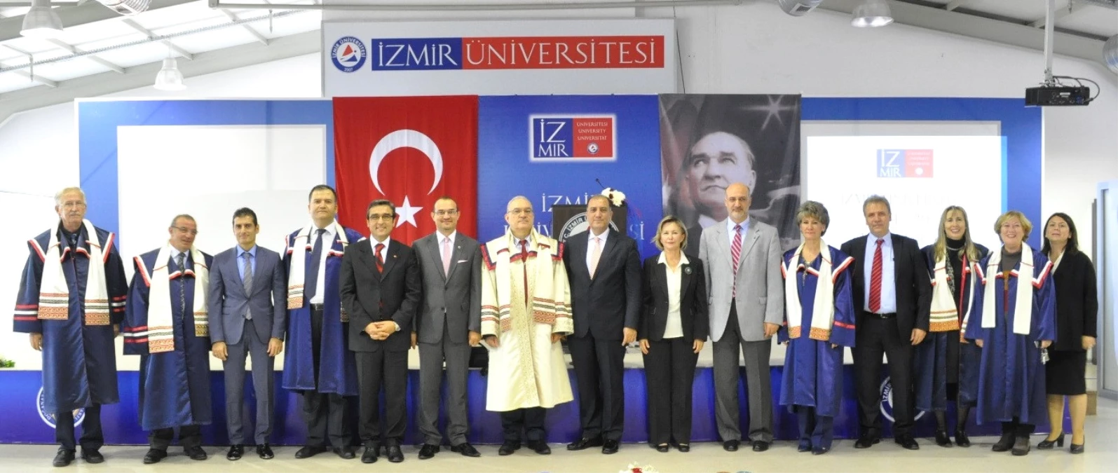 İzmir Üniversitesi 7\'nci Akademik Yılı Törenle Başladı