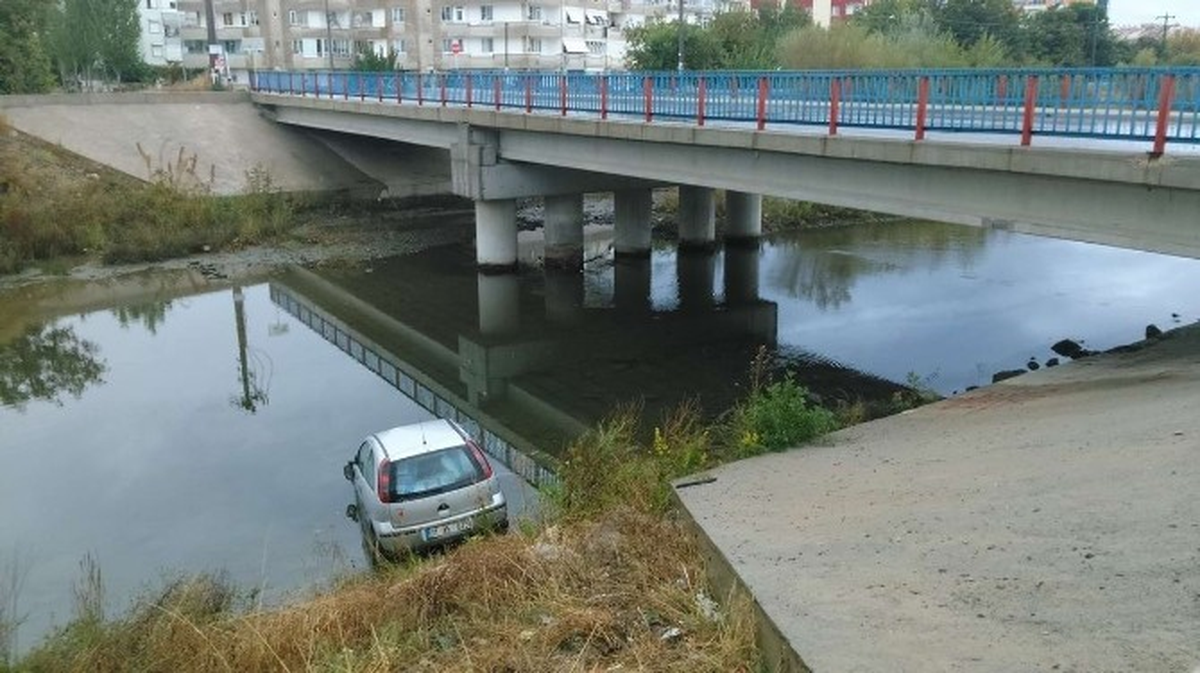 Balıkesir\'de Kamyonetle Çarpışan Otomobil Dereye Uçtu