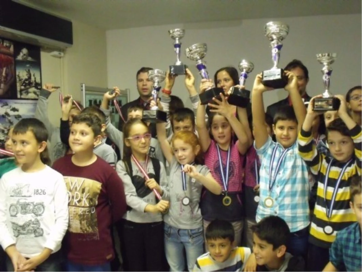 Kapaklı Gazi İlkokulu 4 Madalya Aldı