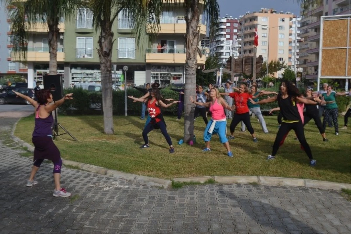 Mezitli\'de Kadınlar \'Zumba\' Dansı ile Spor Yapıyor