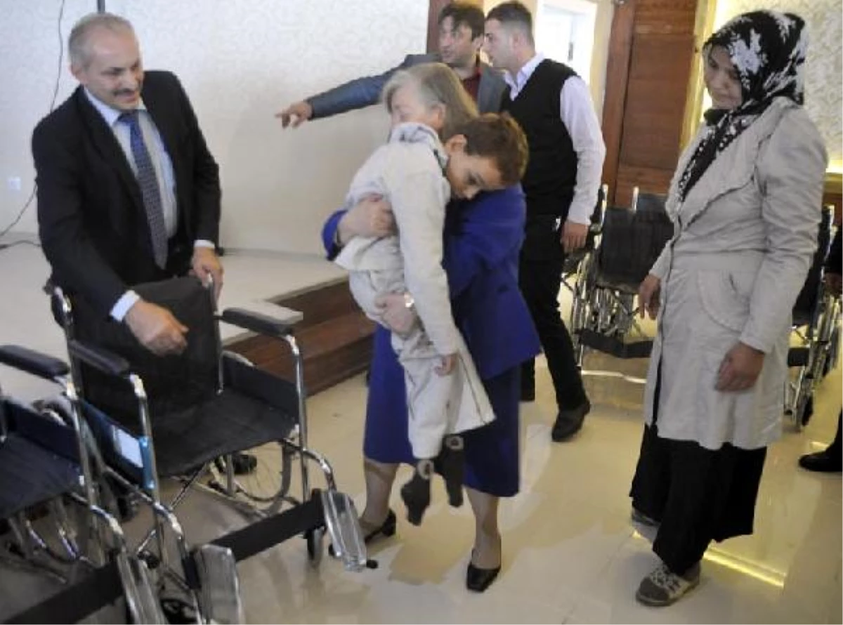 Milletvekili 200 Engelli Vatandaşa Tekerlekli Sandalye Dağıttı