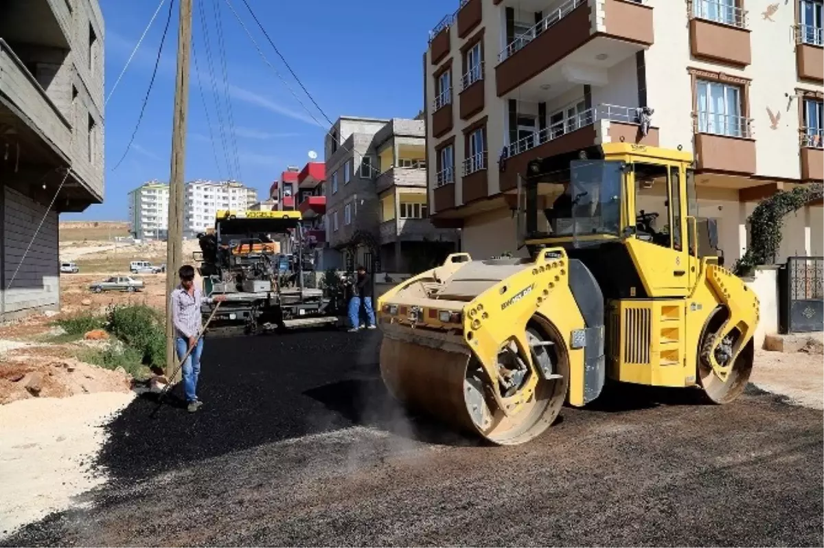 Şehitkamil Belediyesi Gazikent\'te Açılan Yolları Asfaltlıyor