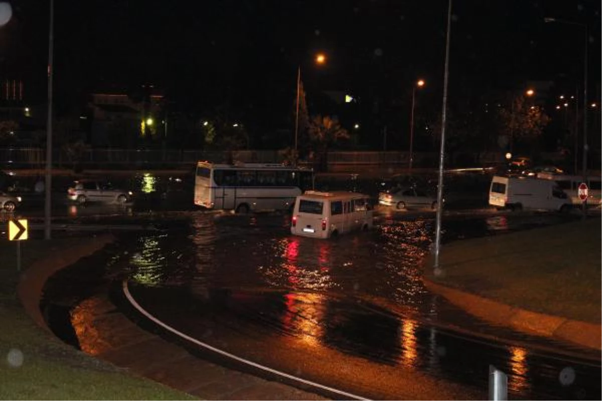 Yağmur, İzmir\'de Hayatı Olumsuz Etkiledi