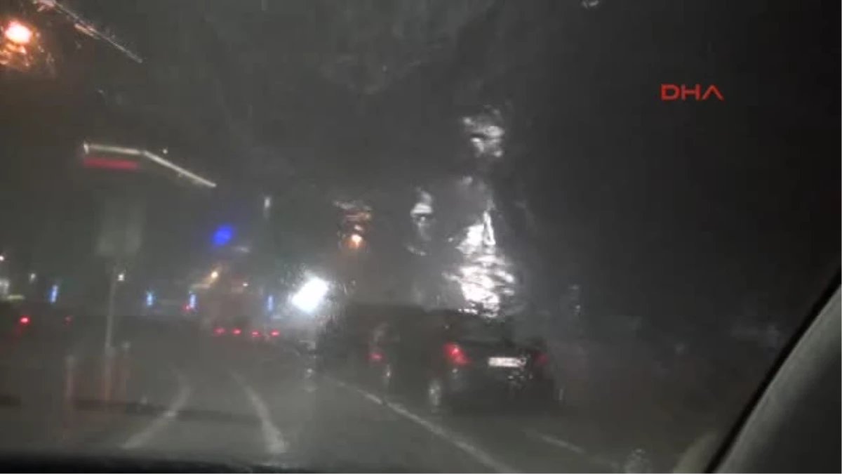 Yağmur, İzmir\'de Hayatı Olumsuz Etkiledi