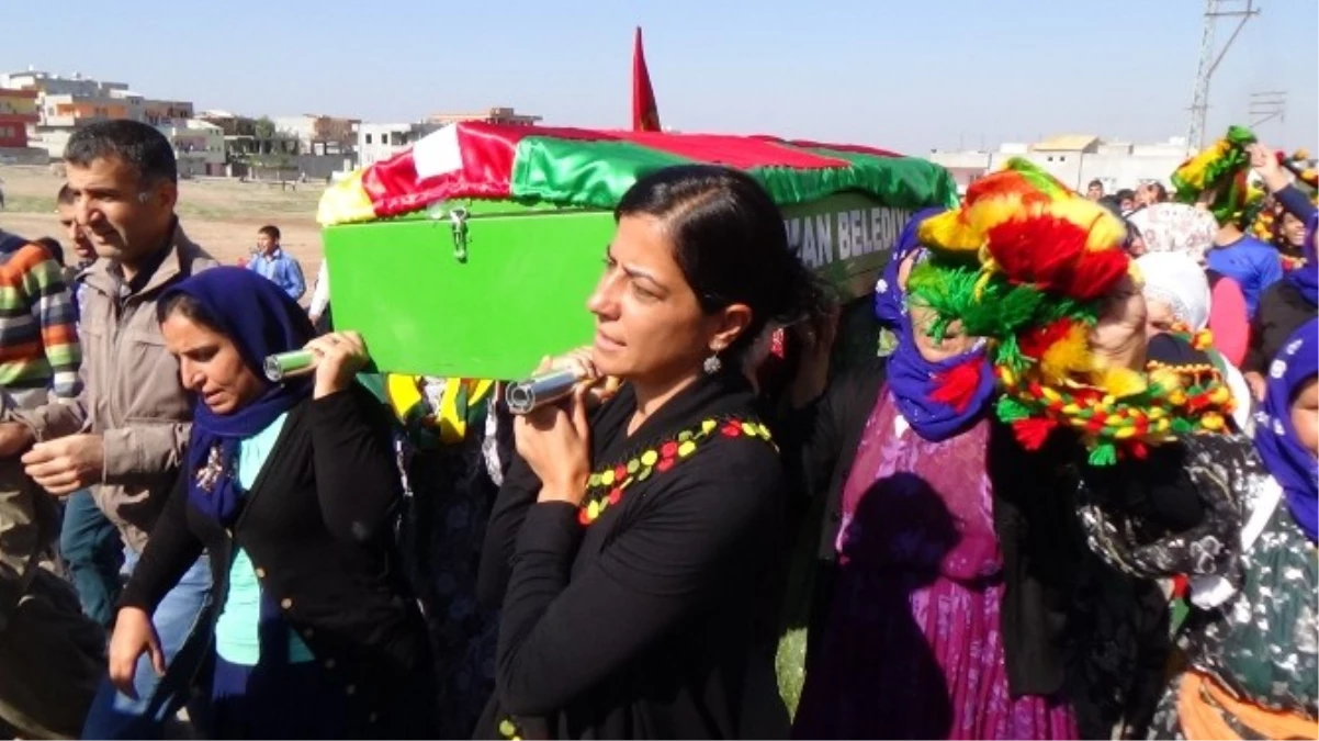 YPG\'li Kadının Cenazesini Kadınlar Taşıdı