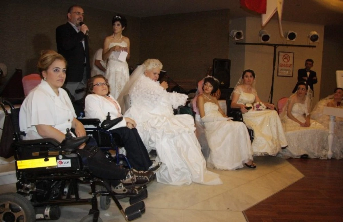12 Engelli Kadının Evlilik Sevinci