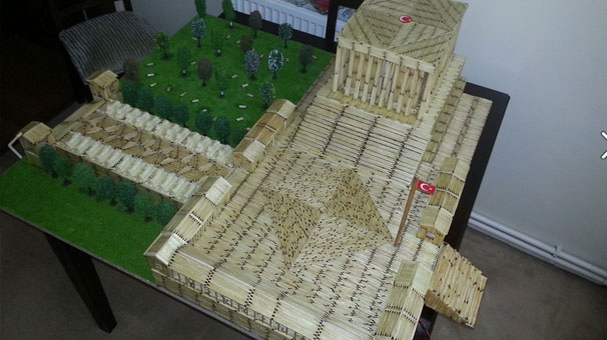 18 Ayda Yapılan Anıtkabir Maketi 25 Bin TL'ye Satışa Çıkarıldı
