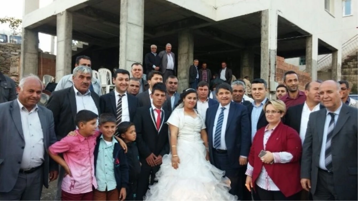 AK Parti Manisa Milletvekili Tanrıvredi Düğün Törenine Katıldı