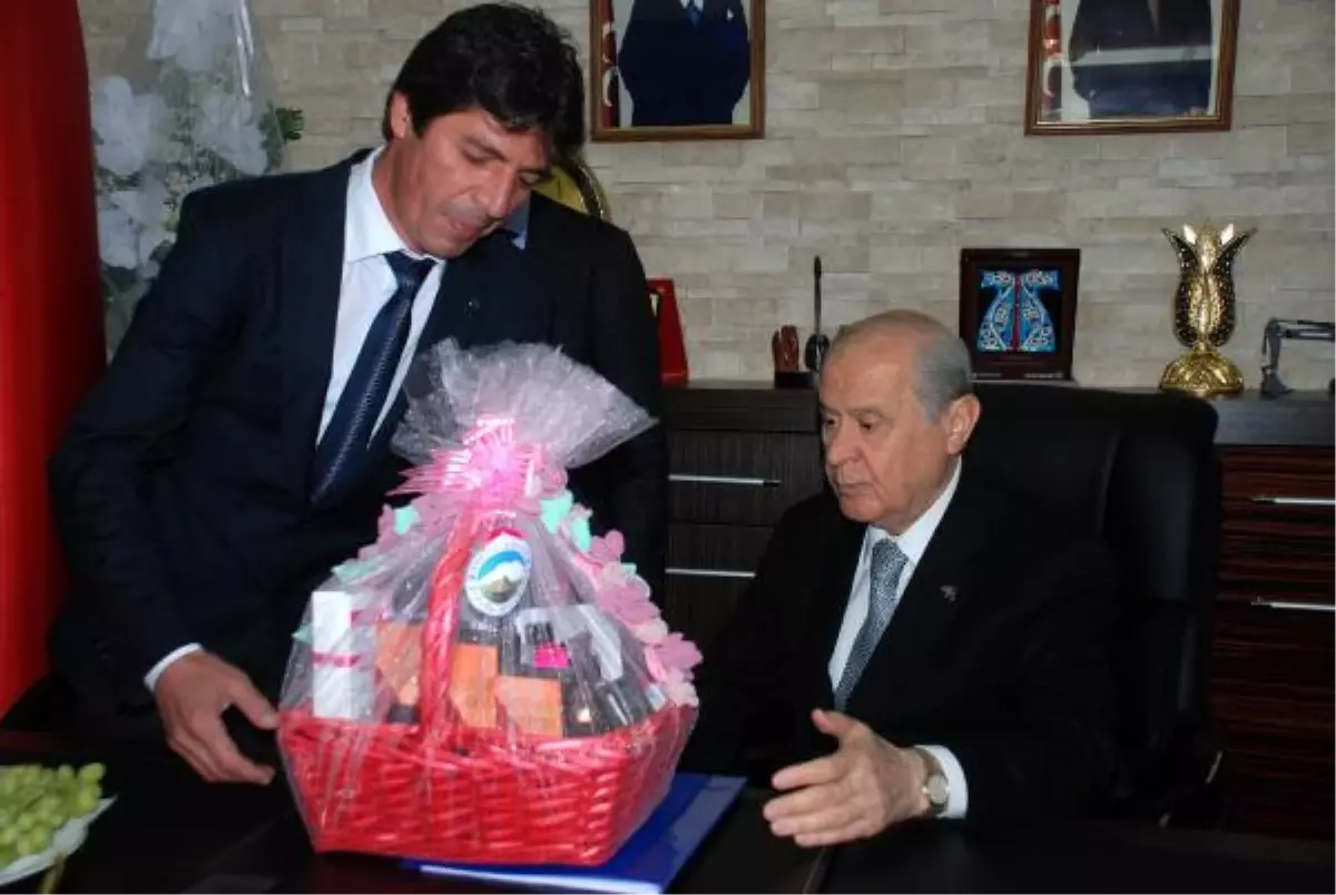 Bahçeli\'yi, Isparta\'da Partililer Coşkuyla Karşıladı (2)