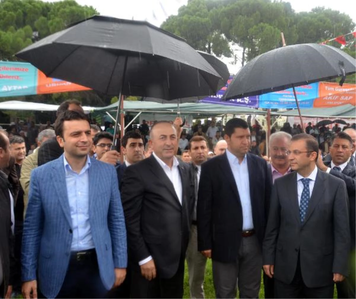 Bakan Çavuşoğlu, Yağmur Altında Güreş İzledi