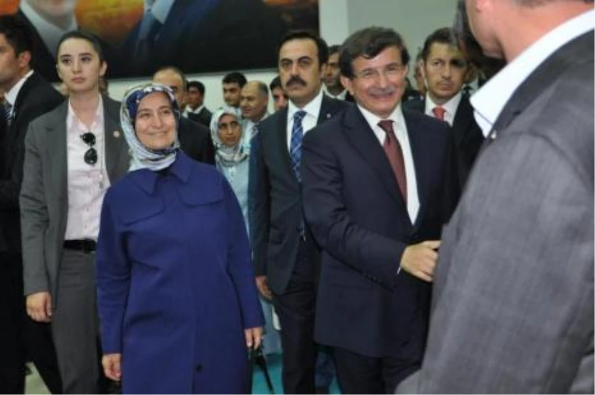 Başbakan Davutoğlu, Tedavi Gören Arkadaşını Hastanede Ziyaret Etti