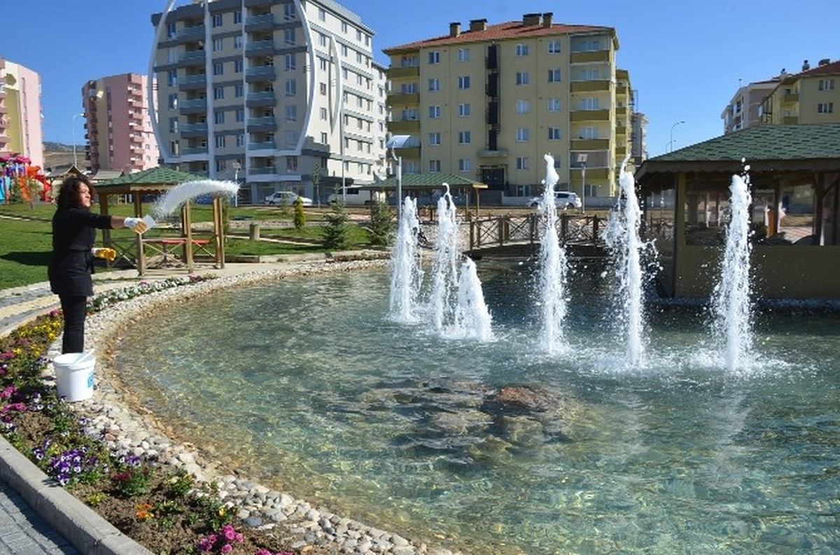 Bozüyük Belediyesi\'nden Süs Havuzlarına Bakım